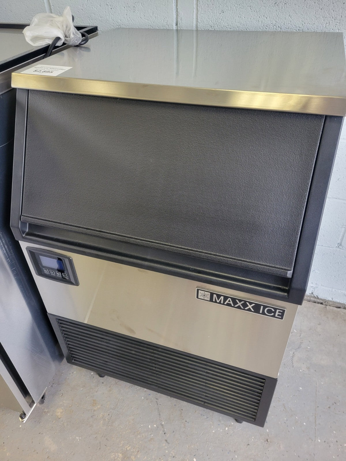 MAXX ICE MIM200NH 24" HALF CUBE UNDERCOUNTER ICE MACHINE - 199LBS/DAY AIR COOLED
