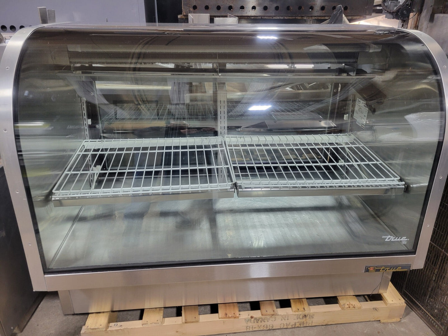 TRUE TCGG-60-S 60" CURVED GLASS REFRIGERATED DELI MERCHANDISER DELI CASE