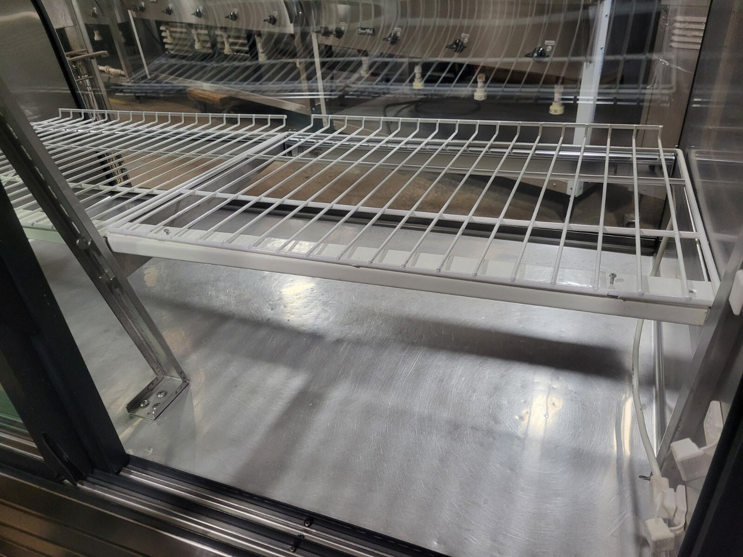 TRUE TCGG-60-S 60" CURVED GLASS REFRIGERATED DELI MERCHANDISER DELI CASE