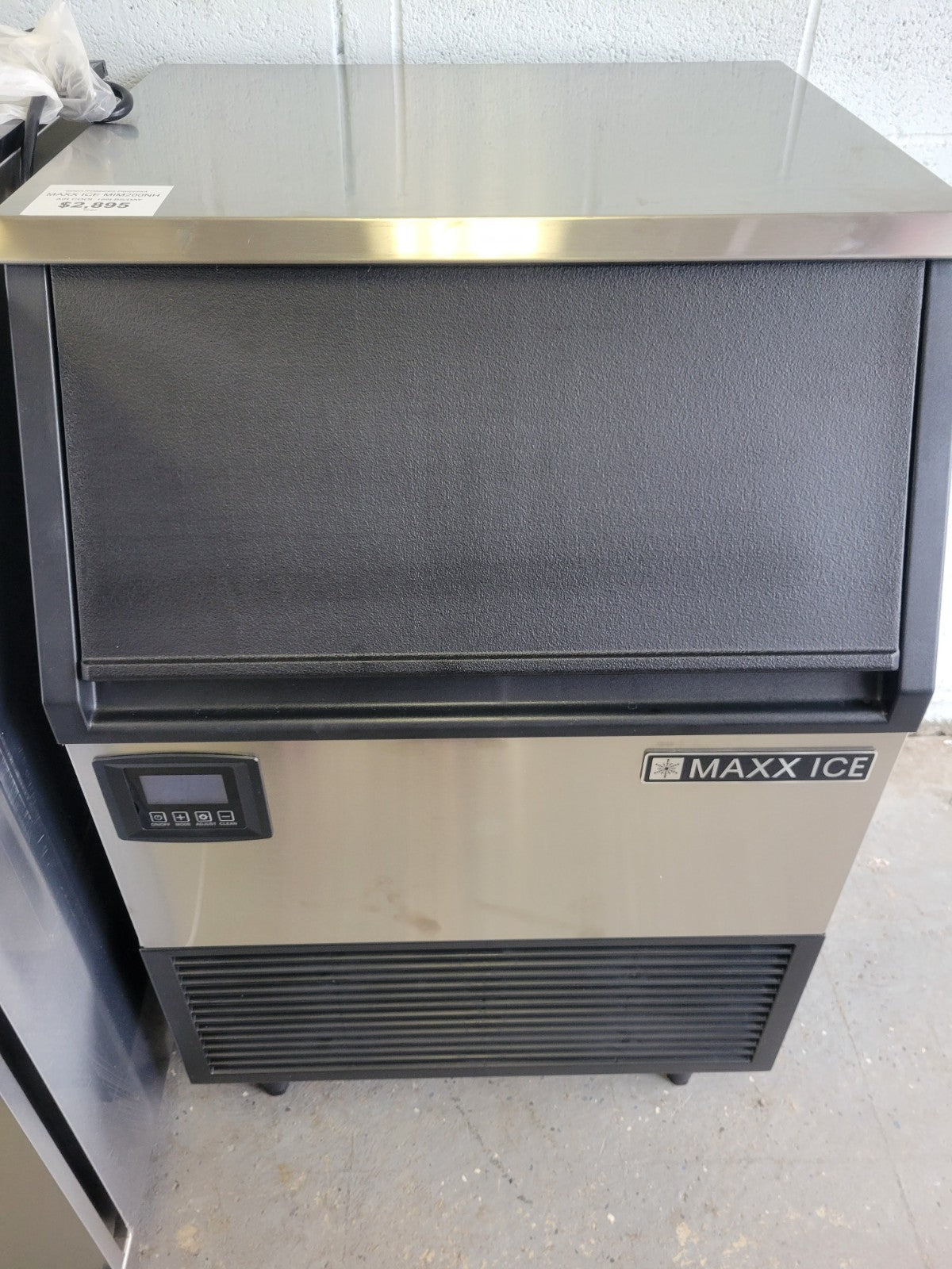 MAXX ICE MIM200NH 24" HALF CUBE UNDERCOUNTER ICE MACHINE - 199LBS/DAY AIR COOLED