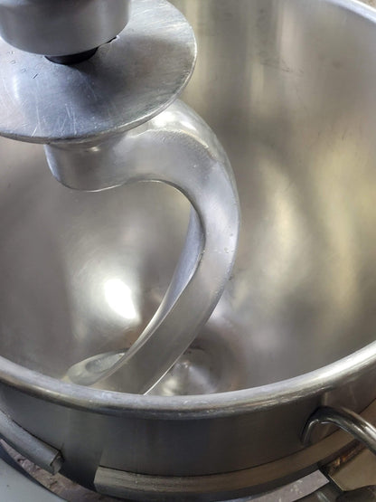 HOBART MODEL H-600 1.5 HP PIZZA DOUGH MIXER 200V 3PH STAINLESS STEEL BOWL & HOOK