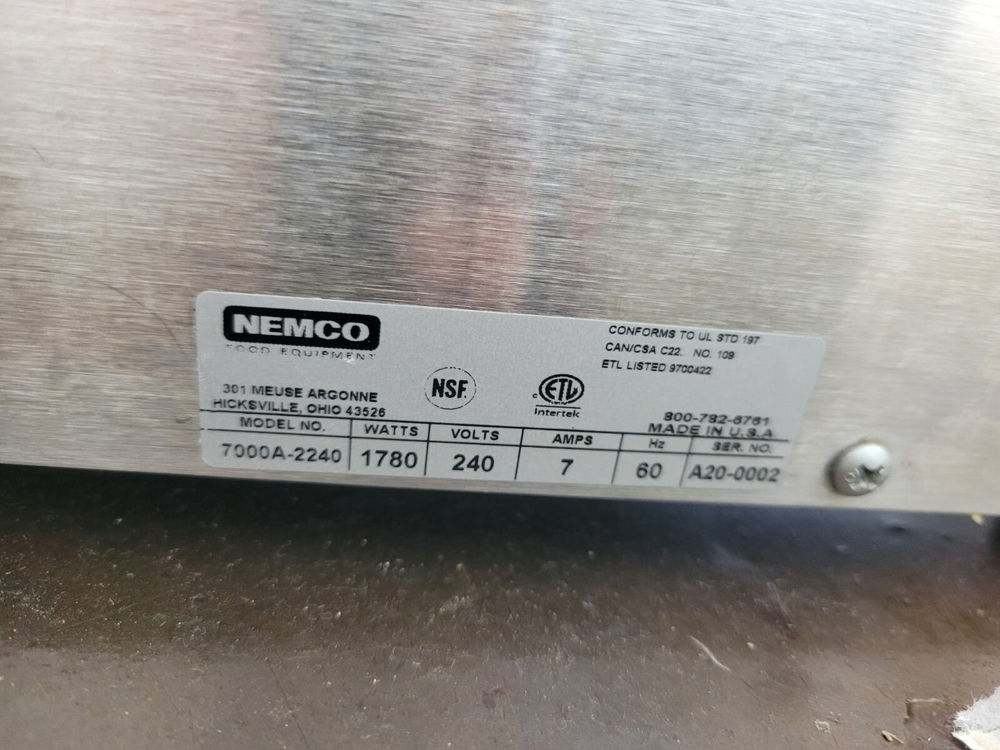 NEMCO 7000A-2240 DOUBLE CLASSIC AMERICAN WAFFLE MAKER W/CAST ALUMINUM GRIDS 890W