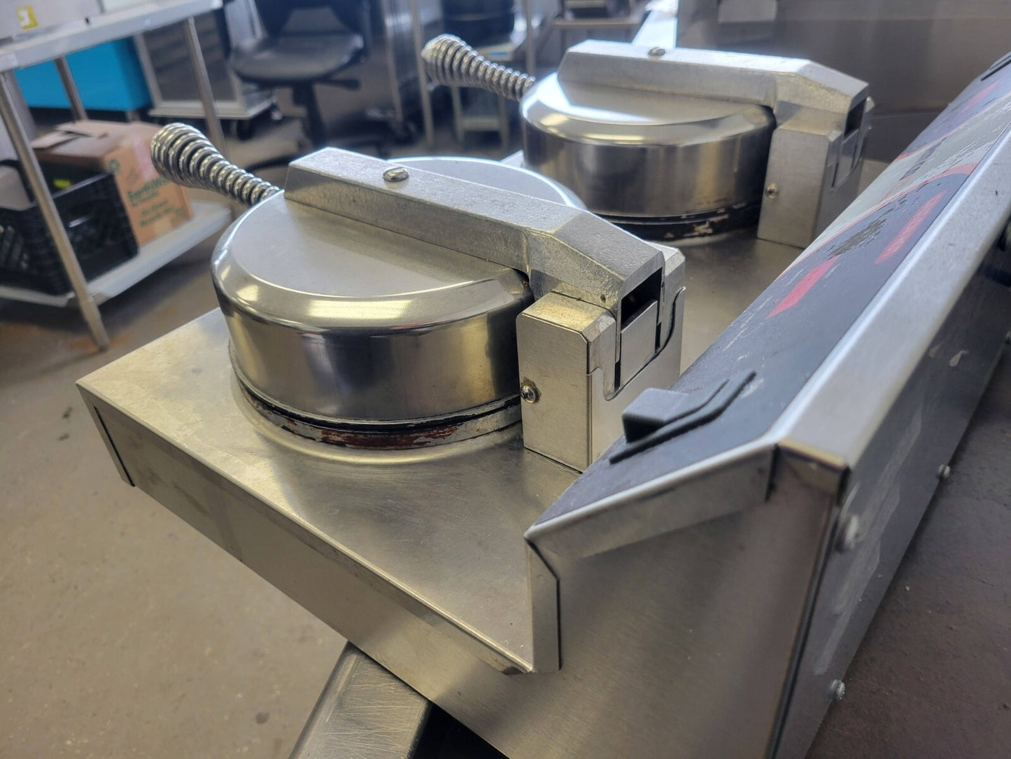 NEMCO 7000A-2240 DOUBLE CLASSIC AMERICAN WAFFLE MAKER W/CAST ALUMINUM GRIDS 890W