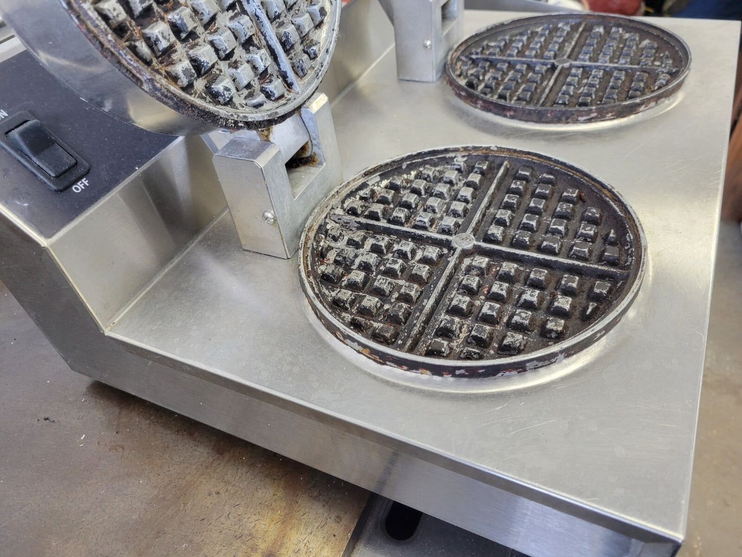 NEMCO 7000A-2240 DOUBLE CLASSIC AMERICAN WAFFLE MAKER W/CAST ALUMINUM GRIDS 890W