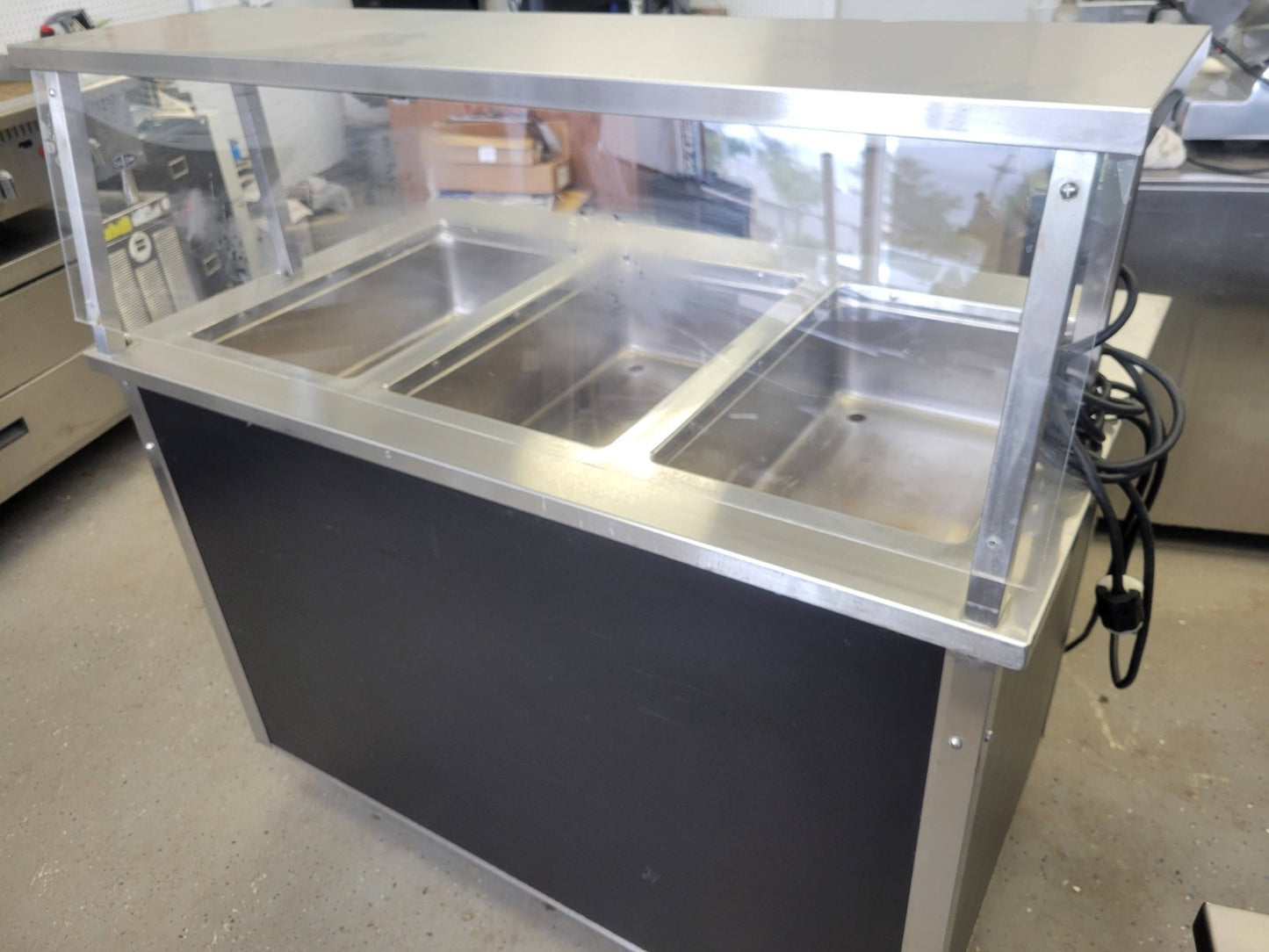 VOLLRATH 37030 – 3 WELL HOT FOOD STEAM TABLE W/ SNEEZEGUARD 120V 46" L x 28" W