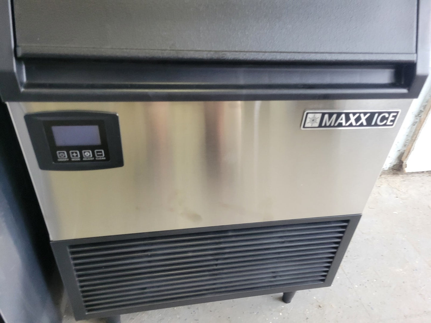 MAXX ICE MIM200NH 24" HALF CUBE UNDERCOUNTER ICE MACHINE - 199LBS/DAY AIR COOLED