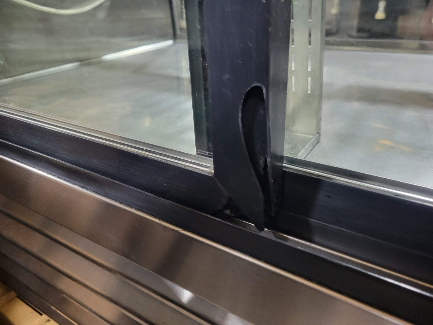 TRUE TCGG-60-S 60" CURVED GLASS REFRIGERATED DELI MERCHANDISER DELI CASE