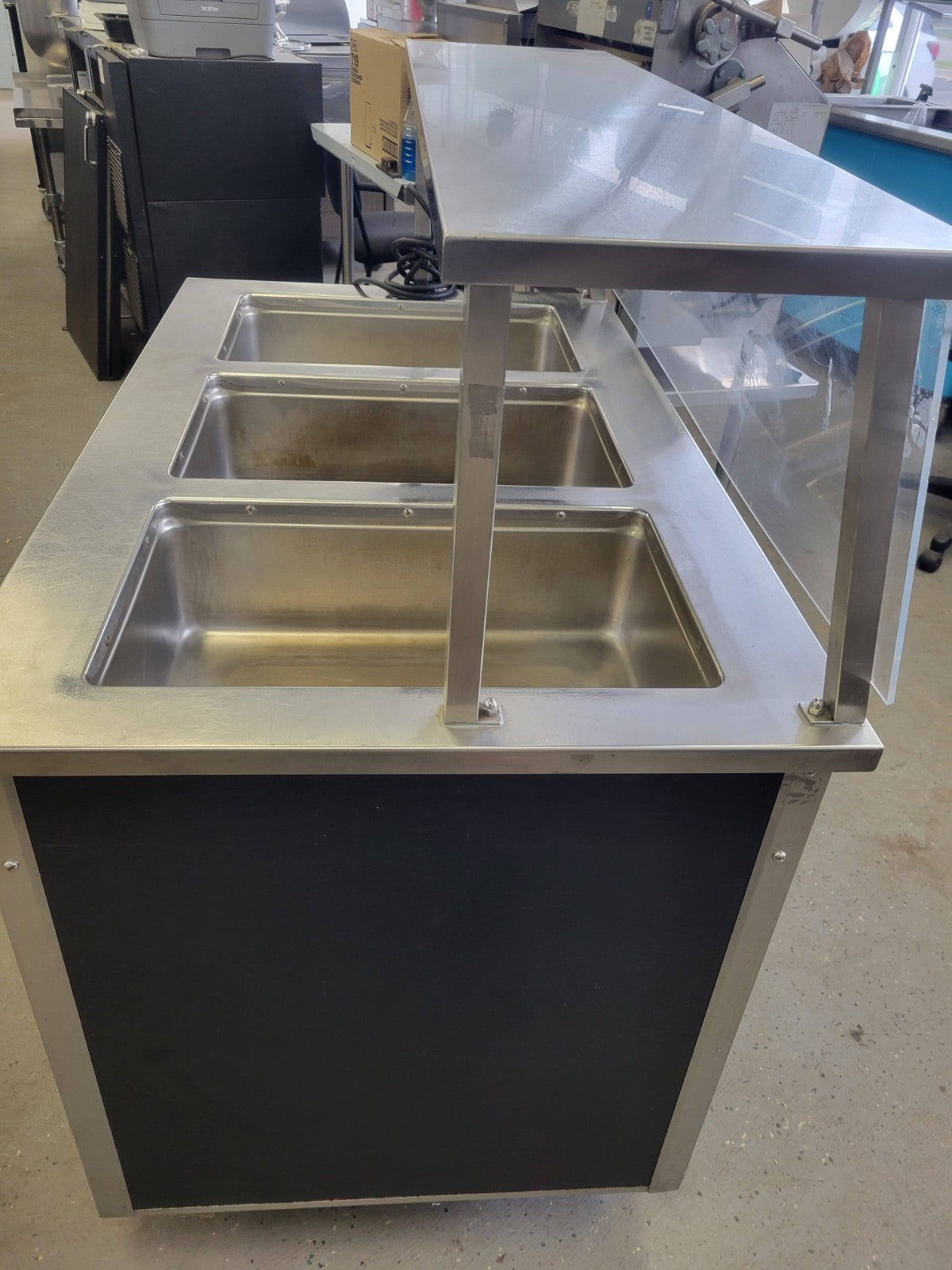 VOLLRATH 37030 – 3 WELL HOT FOOD STEAM TABLE W/ SNEEZEGUARD 120V 46" L x 28" W