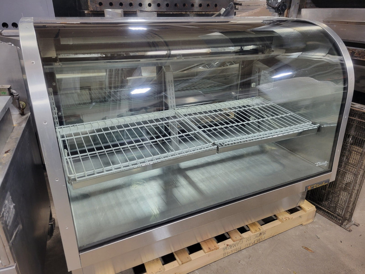 TRUE TCGG-60-S 60" CURVED GLASS REFRIGERATED DELI MERCHANDISER DELI CASE