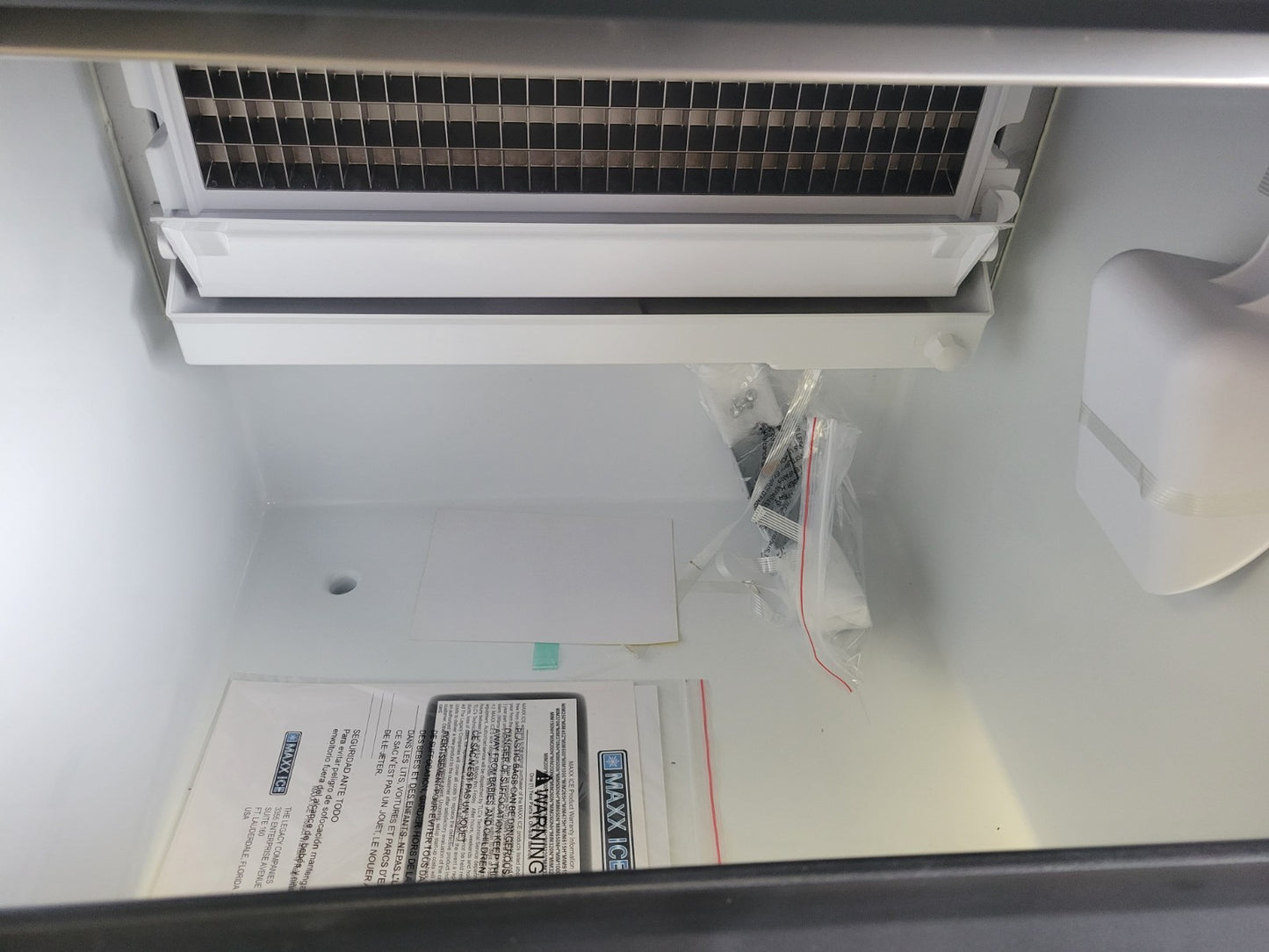 MAXX ICE MIM200NH 24" HALF CUBE UNDERCOUNTER ICE MACHINE - 199LBS/DAY AIR COOLED