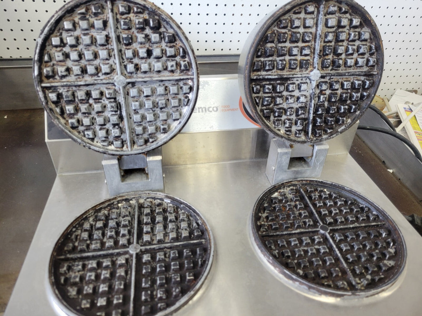 NEMCO 7000A-2240 DOUBLE CLASSIC AMERICAN WAFFLE MAKER W/CAST ALUMINUM GRIDS 890W