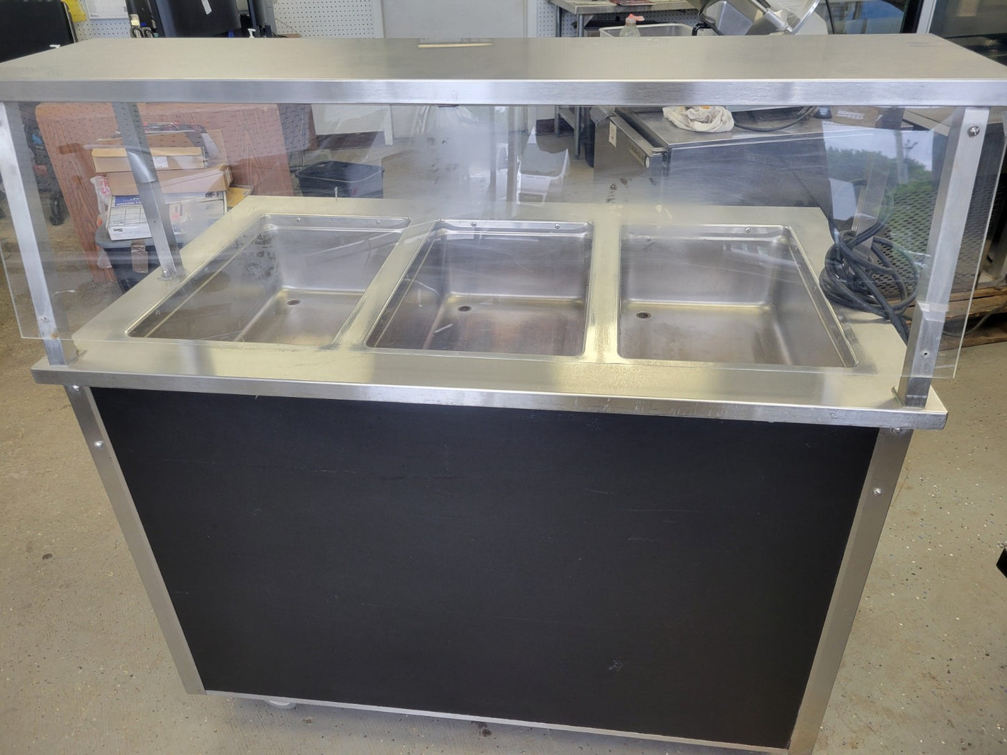 VOLLRATH 37030 – 3 WELL HOT FOOD STEAM TABLE W/ SNEEZEGUARD 120V 46" L x 28" W