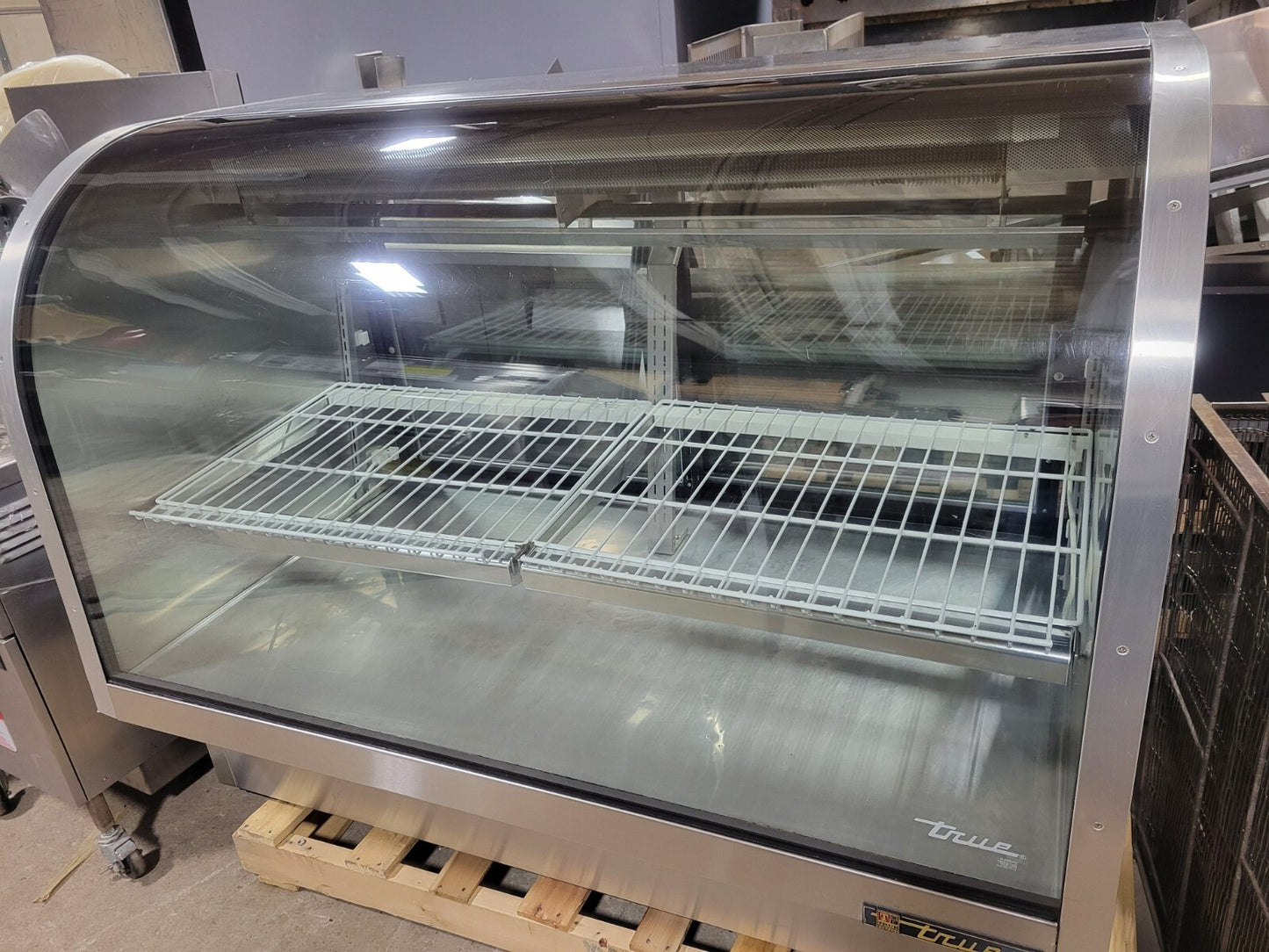 TRUE TCGG-60-S 60" CURVED GLASS REFRIGERATED DELI MERCHANDISER DELI CASE