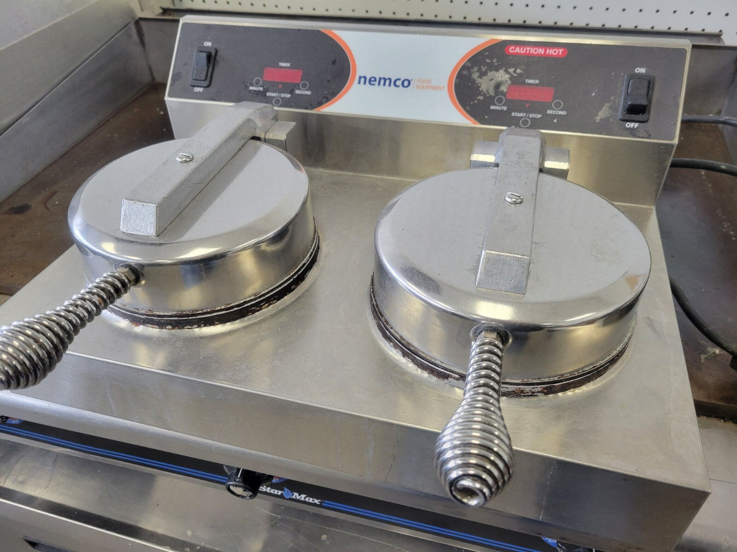NEMCO 7000A-2240 DOUBLE CLASSIC AMERICAN WAFFLE MAKER W/CAST ALUMINUM GRIDS 890W