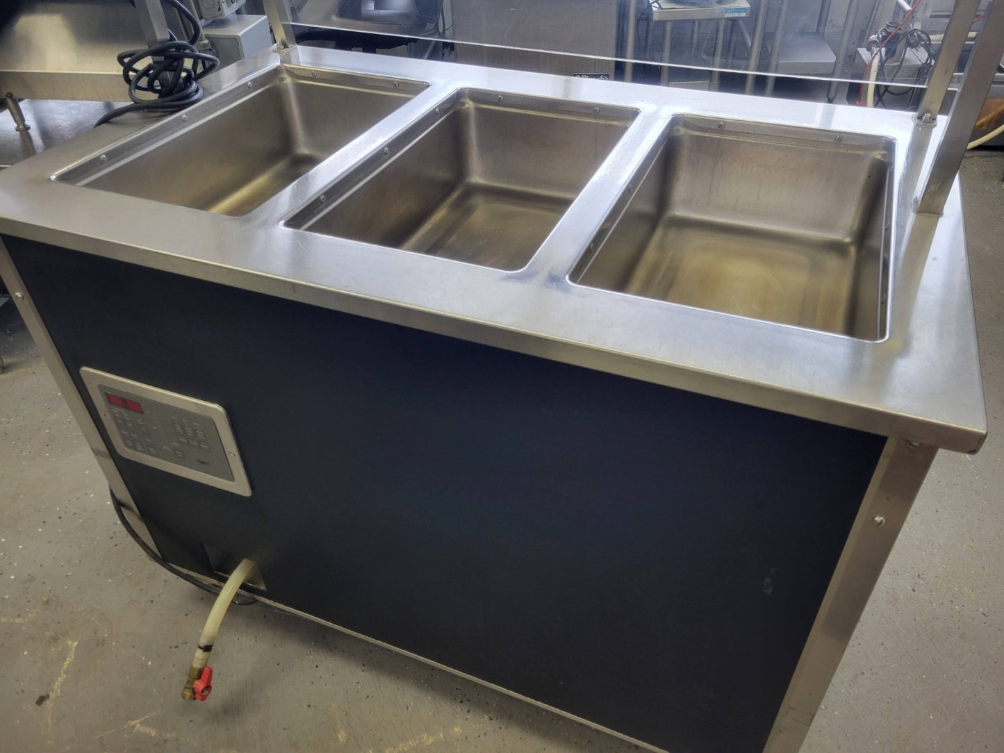 VOLLRATH 37030 – 3 WELL HOT FOOD STEAM TABLE W/ SNEEZEGUARD 120V 46" L x 28" W