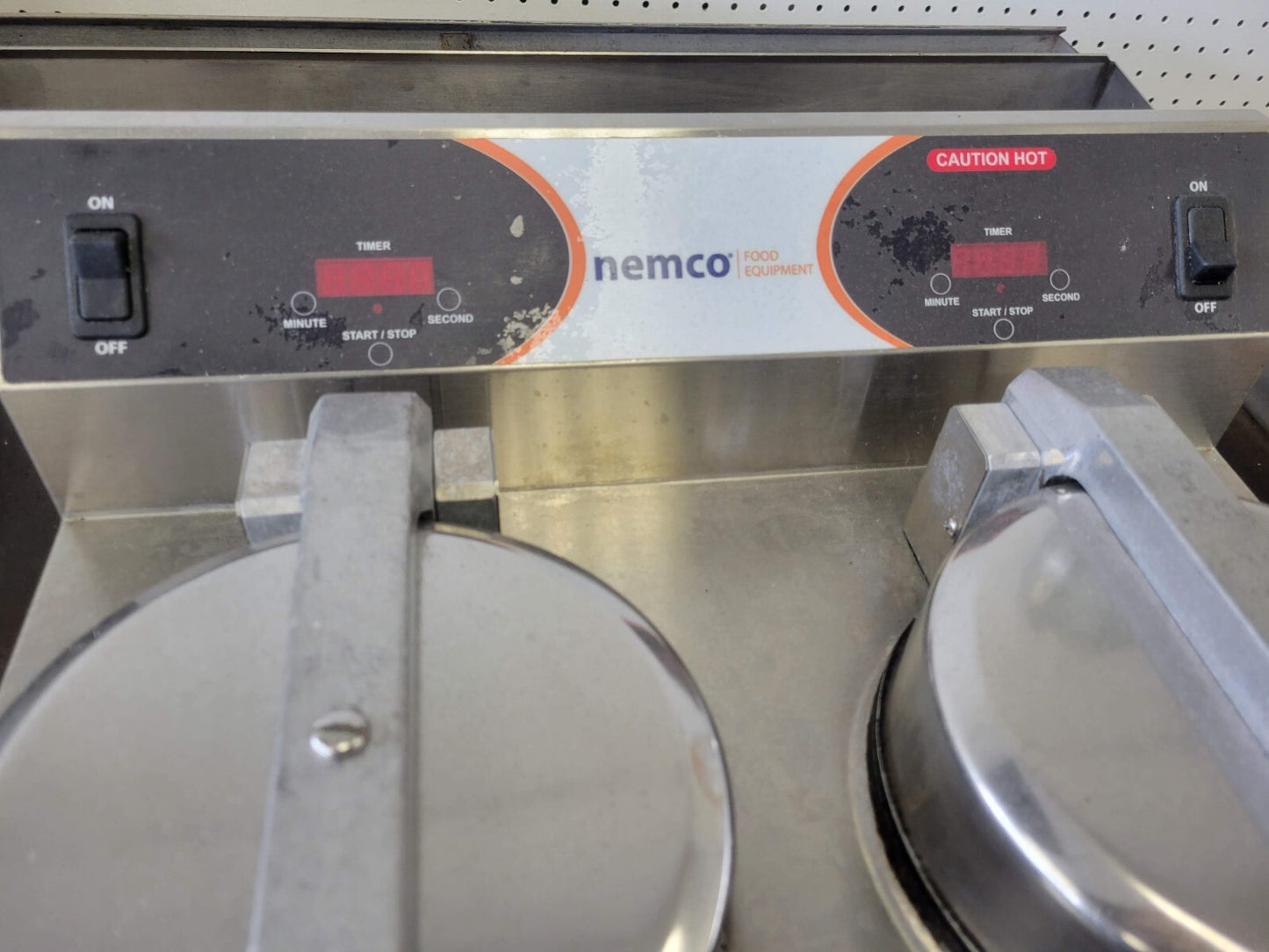 NEMCO 7000A-2240 DOUBLE CLASSIC AMERICAN WAFFLE MAKER W/CAST ALUMINUM GRIDS 890W