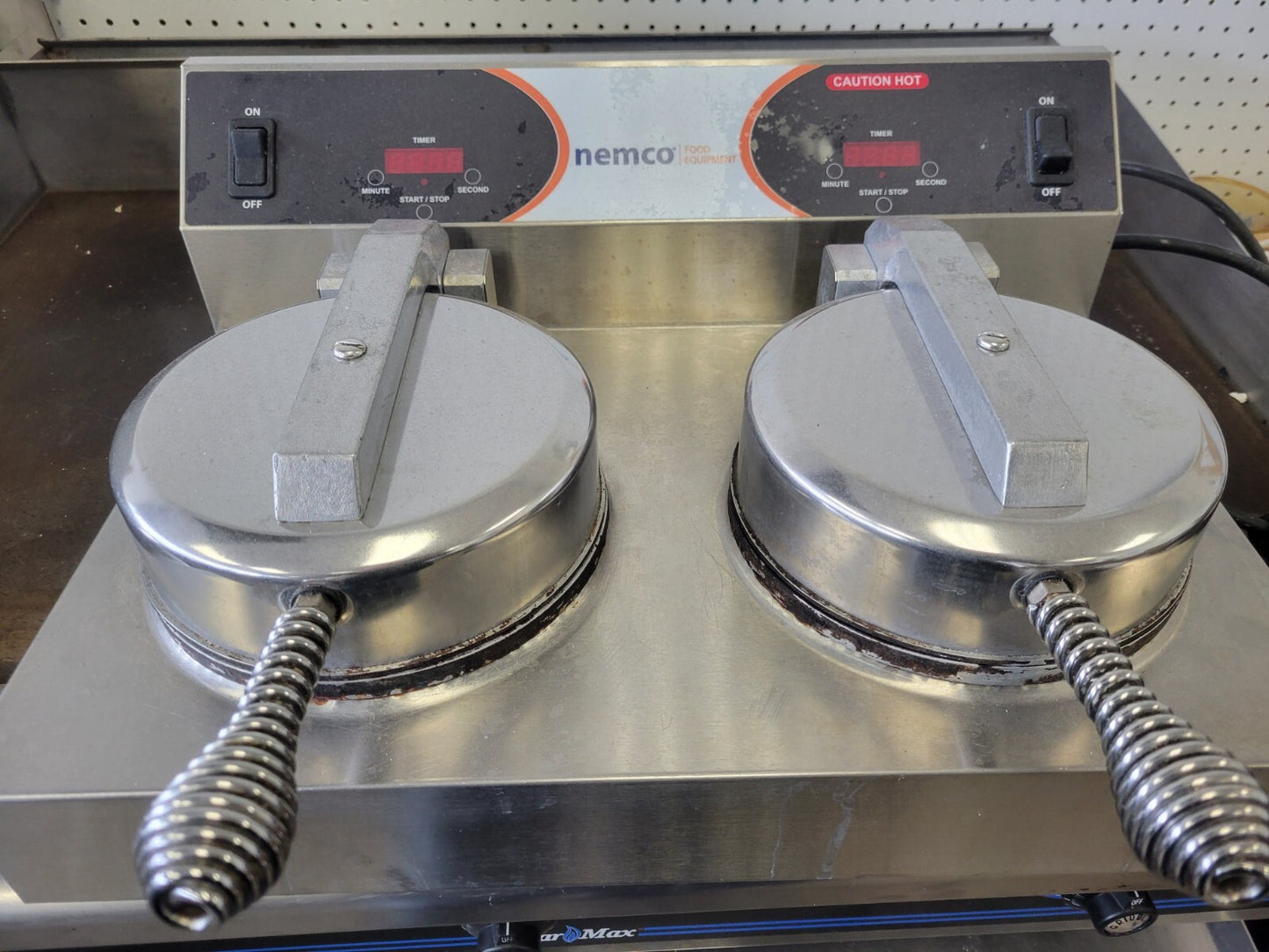 NEMCO 7000A-2240 DOUBLE CLASSIC AMERICAN WAFFLE MAKER W/CAST ALUMINUM GRIDS 890W