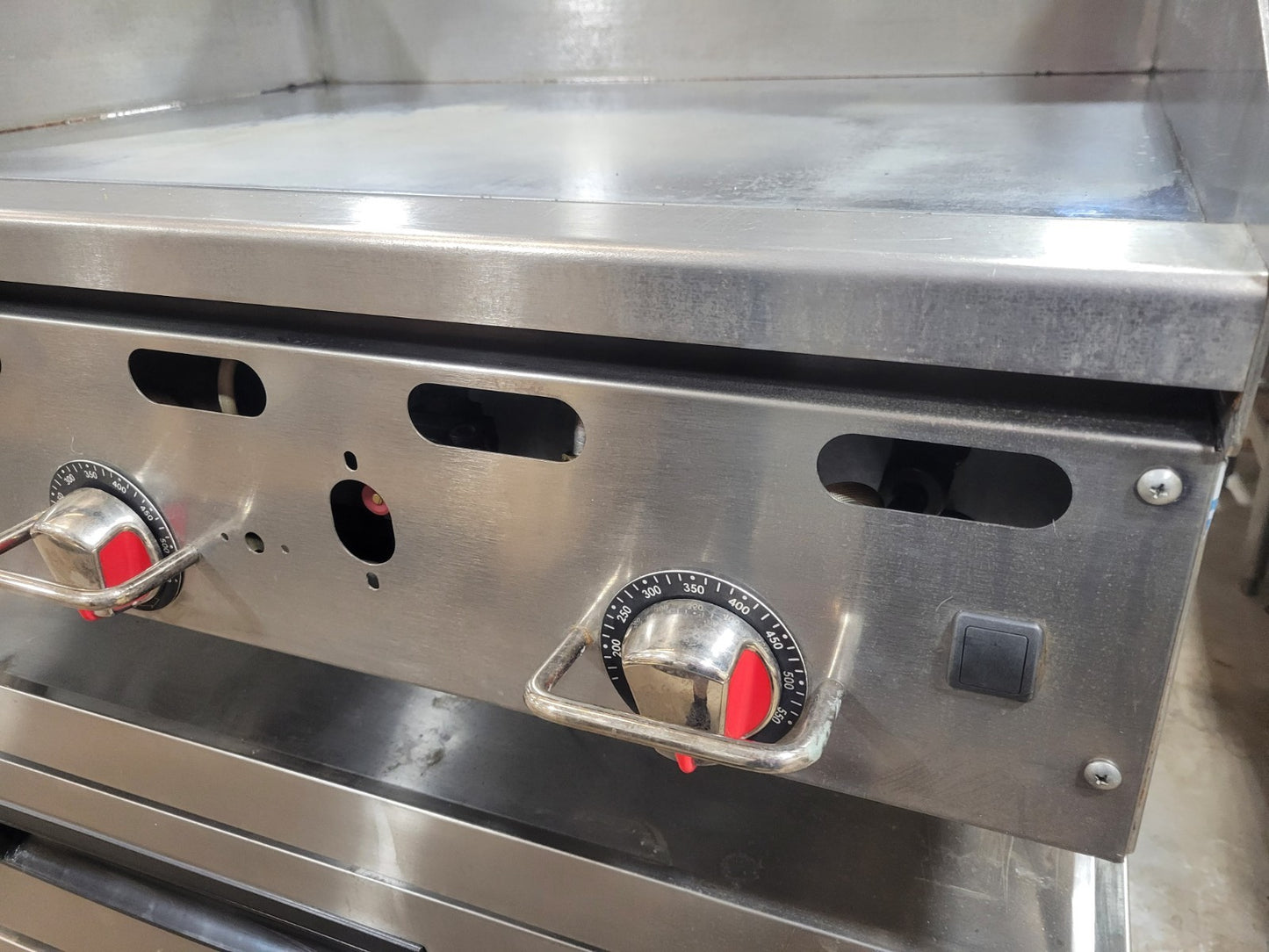 VULCAN MSA36-CN 36" CHROME TOP GRIDDLE W/ RAISED TAPERED BACK SPLASH NAT GAS