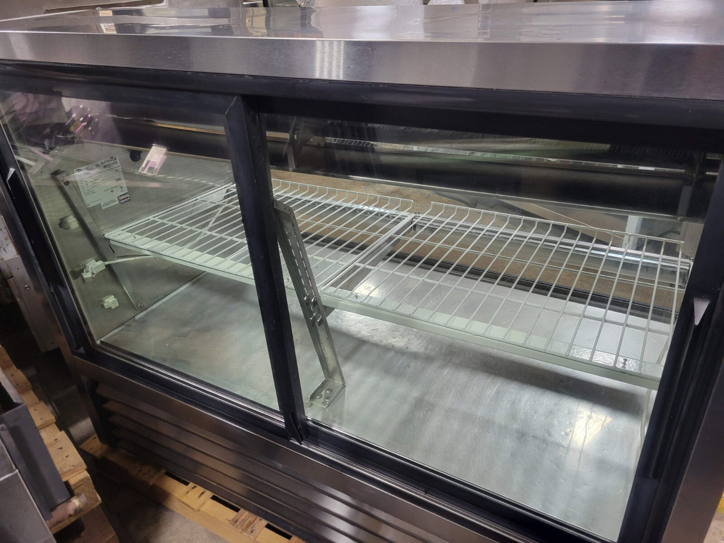 TRUE TCGG-60-S 60" CURVED GLASS REFRIGERATED DELI MERCHANDISER DELI CASE